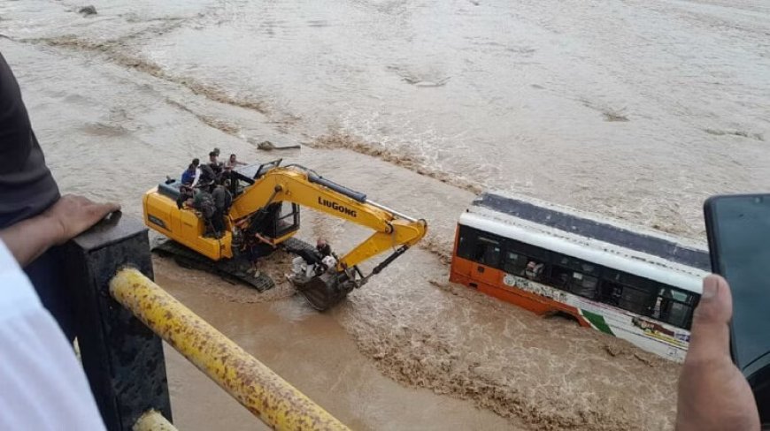 उफनती नदी में फंसी रोडवेज बस, यात्रियों को JCB से निकाला जा रहा बाहर