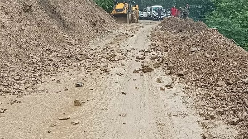 ऋषिकेश : "वाहनों की आवाजाही के लिए खुला नीलकंठ मार्ग", बारिश और मलबा आने से बार-बार हो रही समस्या !!